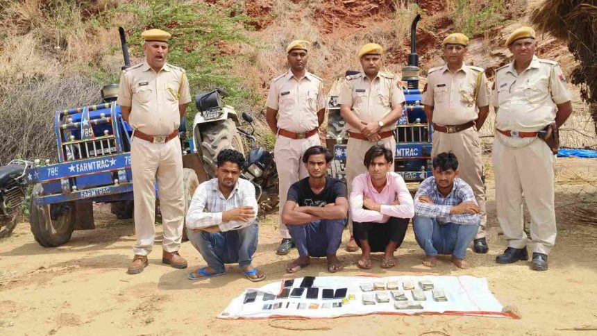 डीग में पहाड़ों की तलहटी में आनलाइन ठगी करते 4 युवक गिरफ्तार, 2 फरार