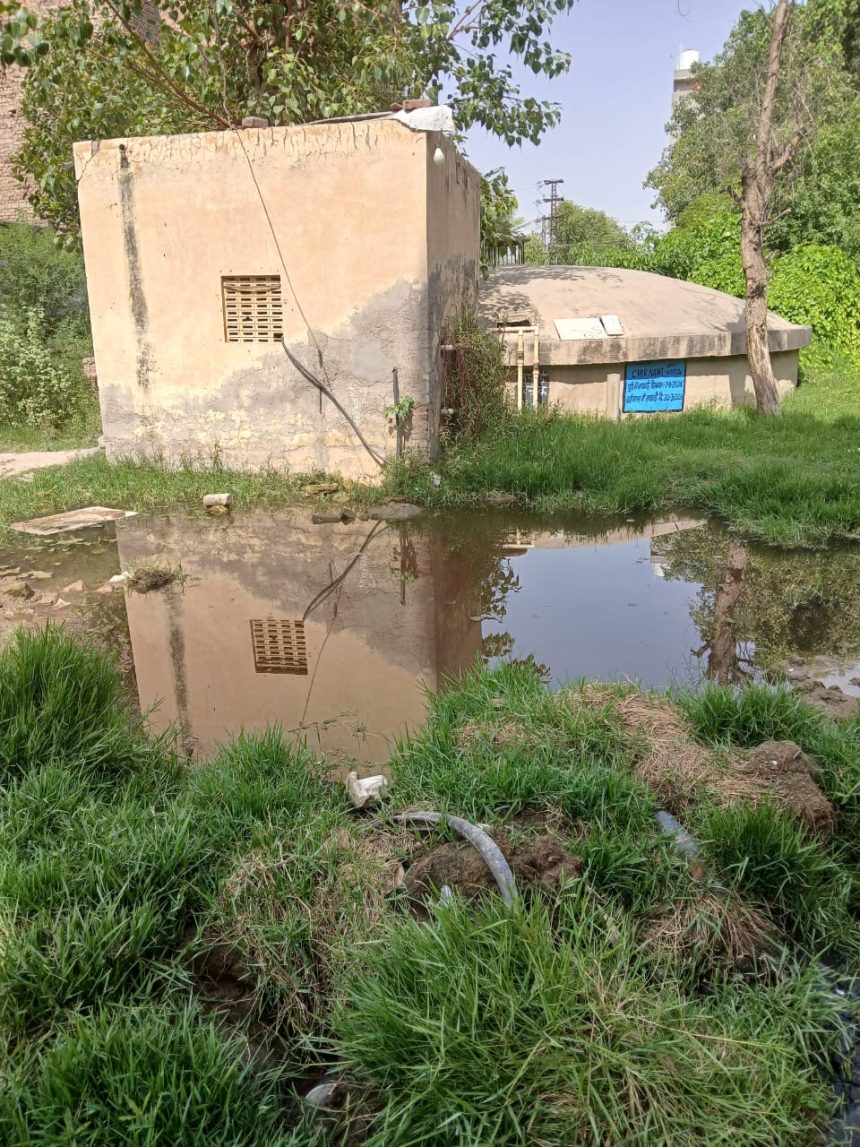 839f3e26-f5ba-4d96-9c47-b38cebc78e9f जिला अस्पताल का सीवरेज सिस्टम फेल, दूषित पानी वाटरवर्क्स की डिग्गी और सरकारी धर्मशाला में भरा