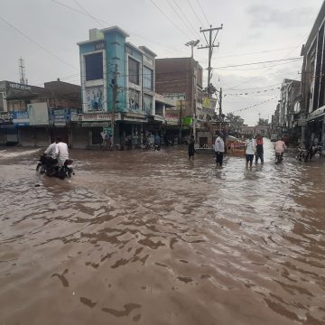 रिमझिम बरसात ने बढ़ाए शहरवासियों की परेशानी, घंटों बन्द रहे कई फीडर