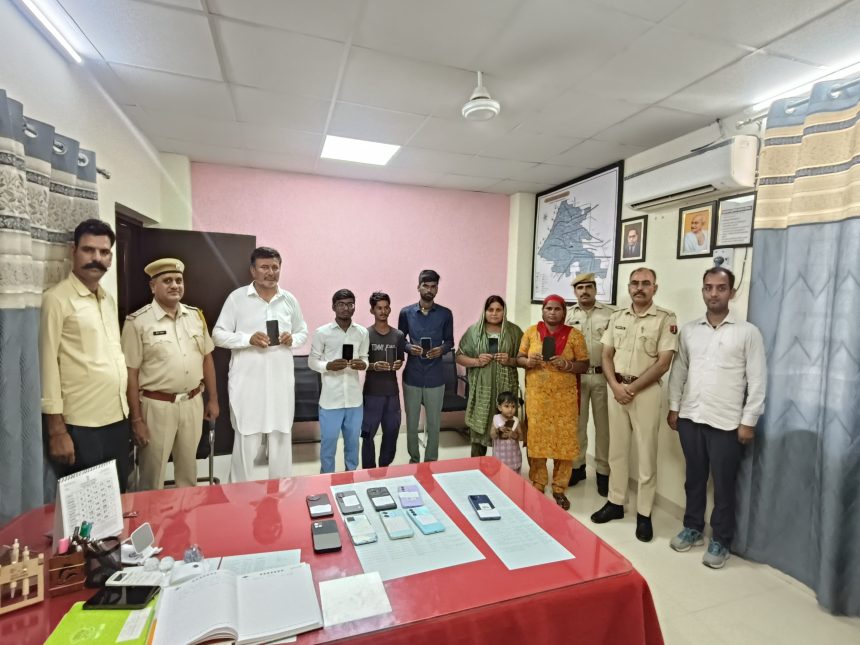 b1 तीन लाख रूपए के गुम मोबाइल फोन किए बरामद