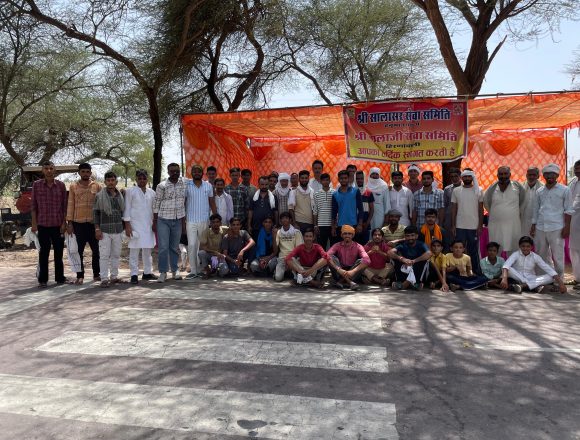 भीषण गर्मी में यात्रियों के लिए लगाई मीठे पानी की छबील