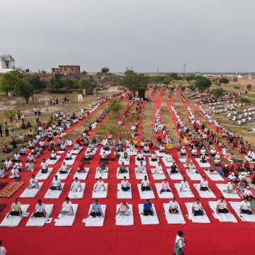 हजारों योग साधकों ने सामूहिक योगाभ्यास कर दिया आरोग्यता-वसुधैव कुटुम्बकम् का संदेश