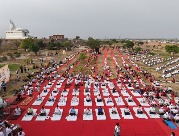 हजारों योग साधकों ने सामूहिक योगाभ्यास कर दिया आरोग्यता-वसुधैव कुटुम्बकम् का संदेश