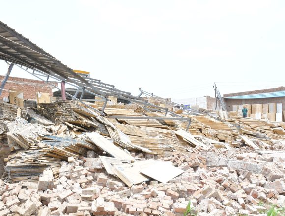 h01 गोदाम की दीवार गिरी, लाखों का नुकसान