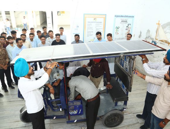 राजकीय पॉलिटेक्निक कॉलेज के स्टूडेंट ने बनाया सोलर ऊर्जा से चलने वाला ई-रिक्शा