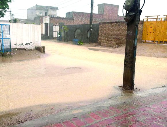 मानसून की धमाकेदार एंट्री, घंटों झमाझम बरसे मेघ, घरों में घुसा पानी