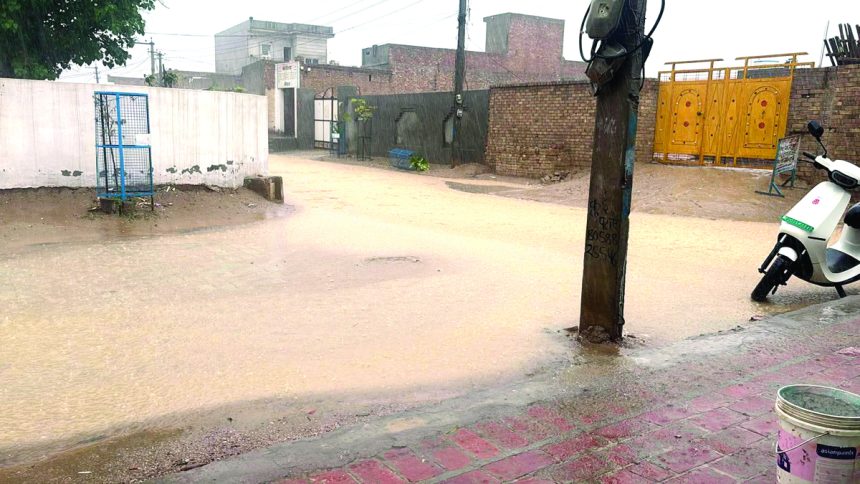 h02 मानसून की धमाकेदार एंट्री, घंटों झमाझम बरसे मेघ, घरों में घुसा पानी
