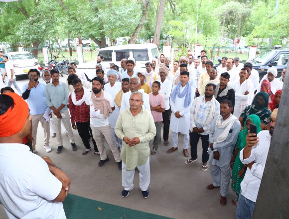 धोखाधड़ीपूर्वक भूमि आवंटित करवाने का आरोप