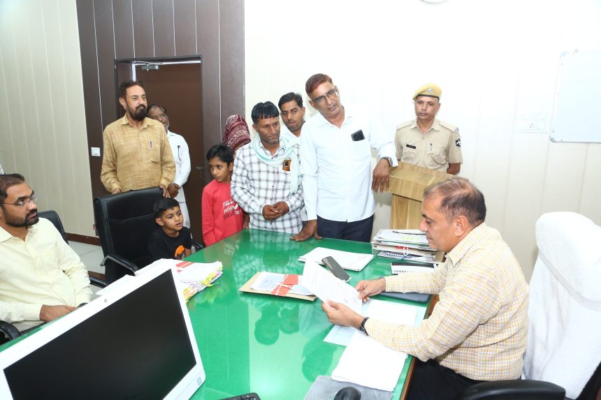 h03 आयुर्वेदिक औषधालय का भवन जर्जर अवस्था