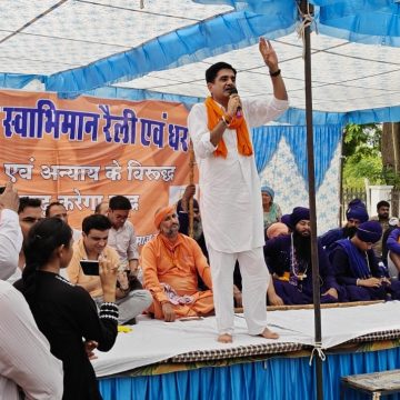 निर्दलीय विधायक के खिलाफ उतरे सड़कों पर, आक्रोश सभा