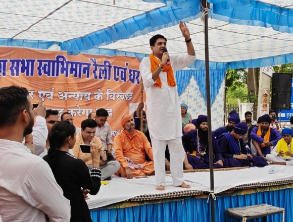 h04 निर्दलीय विधायक के खिलाफ उतरे सड़कों पर, आक्रोश सभा