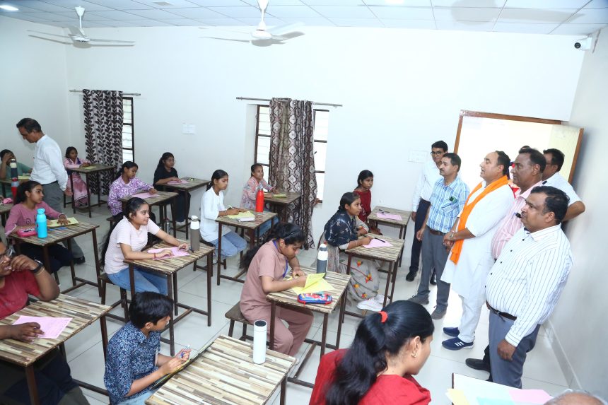 h05 चित्रकला, निबंध व नारा लेखन में दिखाया रचनात्मक कौशल