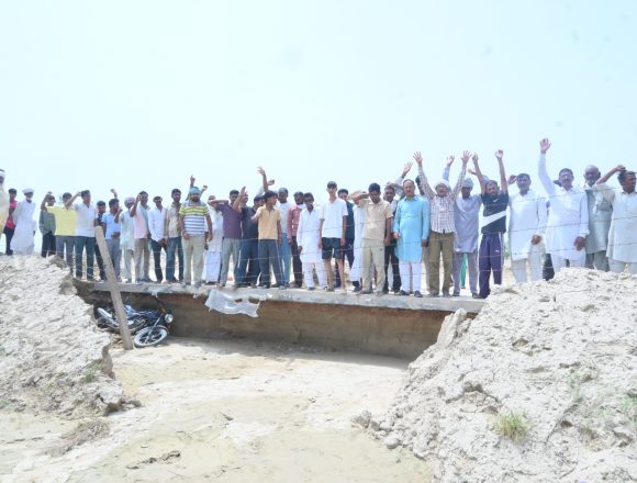 16 करोड़ की लागत से बनी सीसी सड़क के नीचे से निकली मिट्टी, हो रहे हादसे