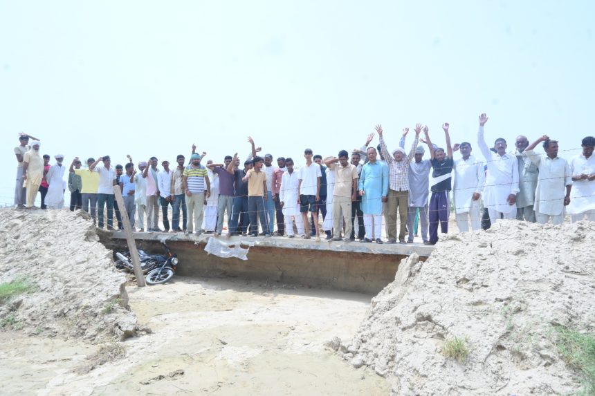 16 करोड़ की लागत से बनी सीसी सड़क के नीचे से निकली मिट्टी, हो रहे हादसे