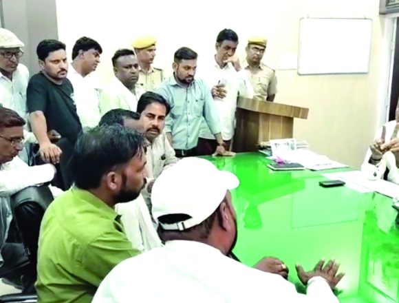शरारती तत्वों ने खंडित की बाबा साहेब की प्रतिमा, लगाया कीचड़