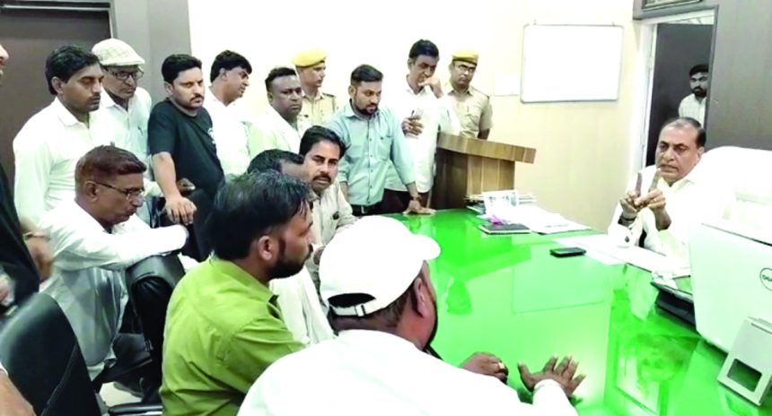 h05 शरारती तत्वों ने खंडित की बाबा साहेब की प्रतिमा, लगाया कीचड़