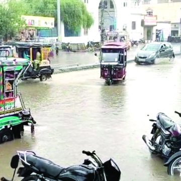 आधे घंटे झमाझम बारिश, सड़कें बनी दरिया