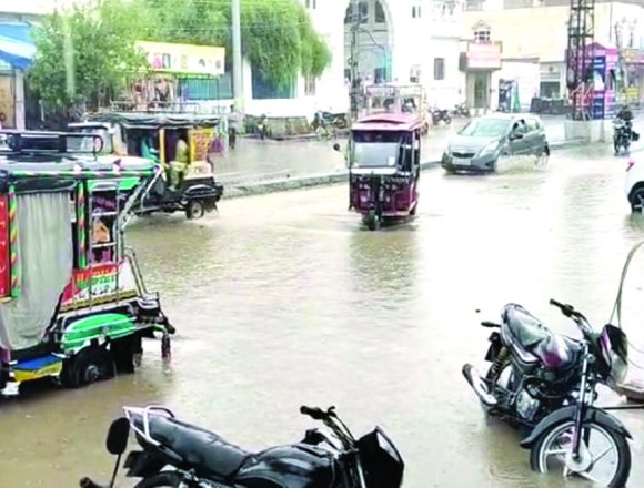 आधे घंटे झमाझम बारिश, सड़कें बनी दरिया
