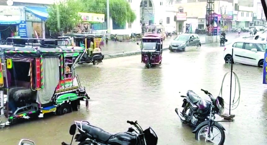 h06 आधे घंटे झमाझम बारिश, सड़कें बनी दरिया