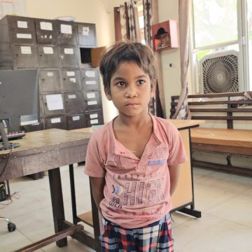 बस स्टैंड पर लावारिस हालत में मिली बालिका