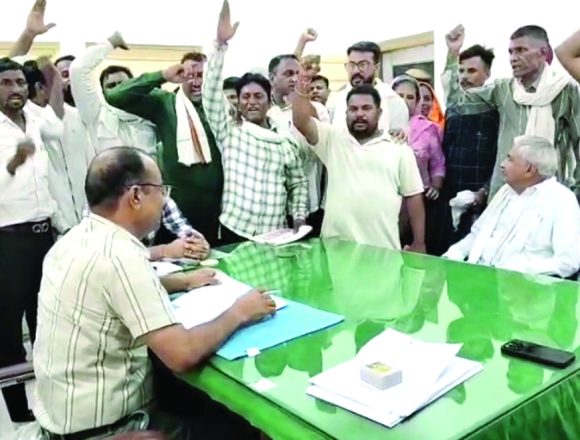 स्मार्ट मीटर योजना के विरोध में एसई कार्यालय में किया प्रदर्शन