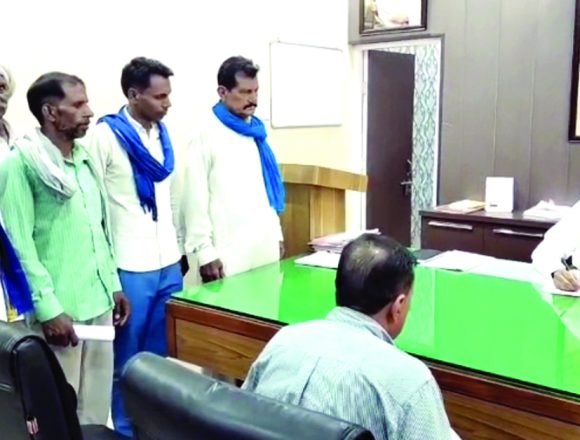 ‘रंजिशवश मकान तोड़ने के लिए दिए जा रहे नोटिस’