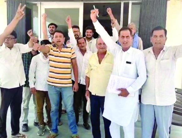 एसई पर मनमानी का आरोप, कर्मचारियों में आक्रोश
