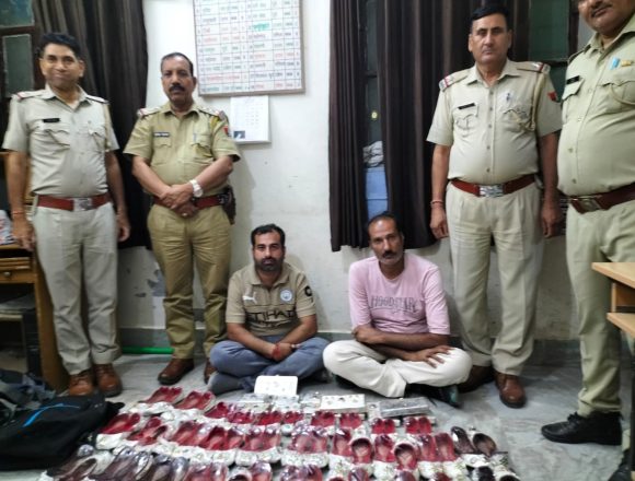 कार से दस किलोग्राम चांदी से बनी वस्तुएं एवं बिस्किट जब्त