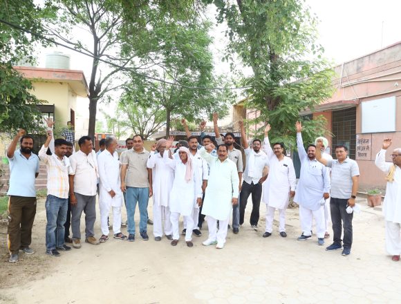 बस का अवैध संचालन का आरोप, डीटीओ कार्यालय में किया प्रदर्शन