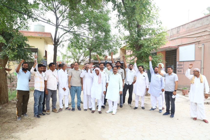 बस का अवैध संचालन का आरोप, डीटीओ कार्यालय में किया प्रदर्शन