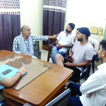 नाबालिग बच्चों से करवाया जा रहा सर्वे कार्य