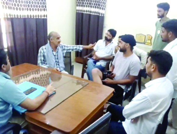 नाबालिग बच्चों से करवाया जा रहा सर्वे कार्य