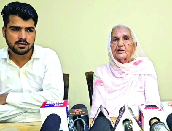 पूर्व उपसभापति पर आरोप-मां व बेटी की मदद से करना चाहता है मकान पर कब्जा