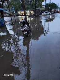यूपी के चित्रकूट में बाढ़, सड़कों पर 3-5 फीट पानी यूपी के चित्रकूट में बाढ़, सड़कों पर 3-5 फीट पानी
