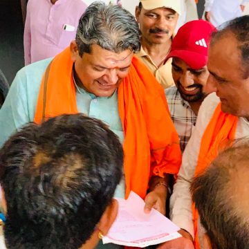 gyapan अण्डरपास निर्माण को लेकर प्रभारी मंत्री से मिले आजादनगर के लोग