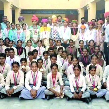 होनहार विद्यार्थी सम्मानित, निकाला विजयी जुलूस