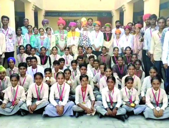 होनहार विद्यार्थी सम्मानित, निकाला विजयी जुलूस