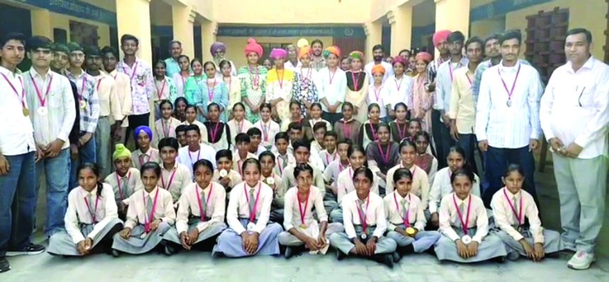 होनहार विद्यार्थी सम्मानित, निकाला विजयी जुलूस