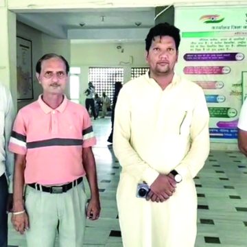 रास्ता व मुआवजा दिलवाने की मांग