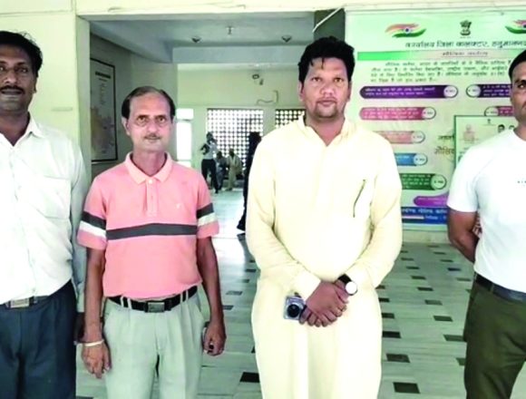रास्ता व मुआवजा दिलवाने की मांग