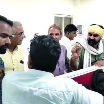 अधिक ब्याज वसूली का विरोध, किसानों का हंगामा