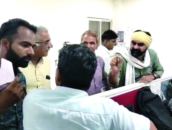 अधिक ब्याज वसूली का विरोध, किसानों का हंगामा