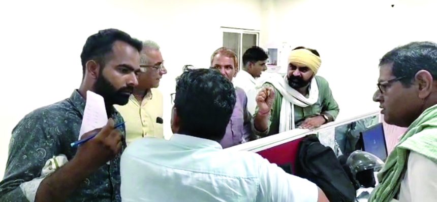 h03 अधिक ब्याज वसूली का विरोध, किसानों का हंगामा