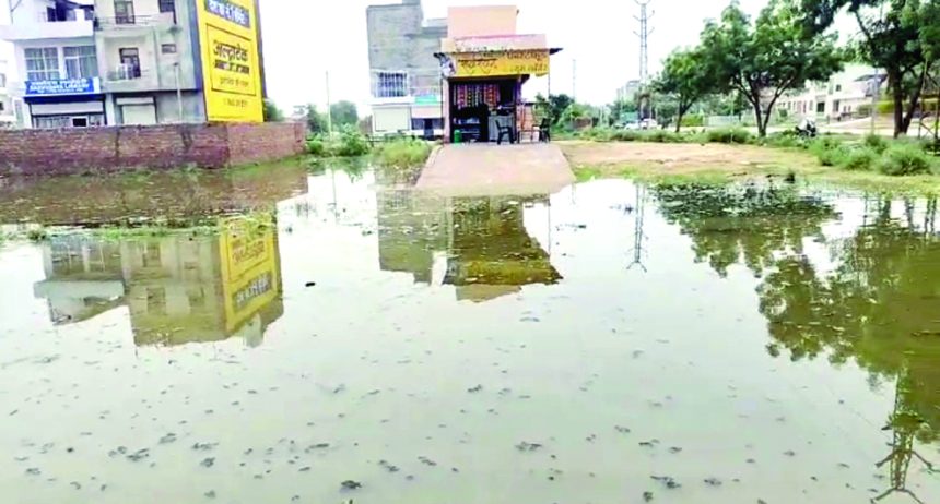 h10 चार दिन बाद भी जलभराव, निकासी की नहीं उचित व्यवस्था