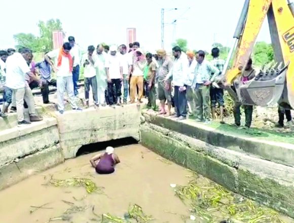 ओवरफ्लो हुई एचएमएच नहर, घरों में घुसा पानी, डूबी नरमा की फसल