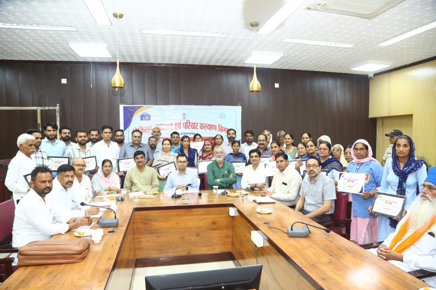 h12 उत्कृष्ट कार्य करने वाले 26 कार्मिकों, 10 जनप्रतिनिधियों का हुआ सम्मान