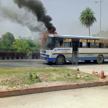 1 बड़ा हादसा टला, जयपुर से कोटा आ रही बस बनी आग का गोला, धू-धूकर जली