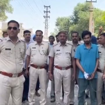 1 युवती पर चाकू से हमला करने वाले युवक की पुलिस ने बाजार में निकाली परेड