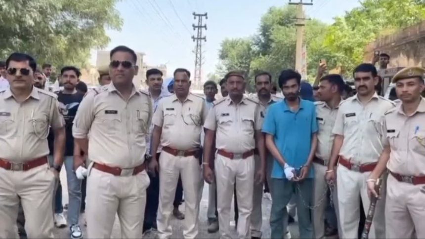 1 युवती पर चाकू से हमला करने वाले युवक की पुलिस ने बाजार में निकाली परेड