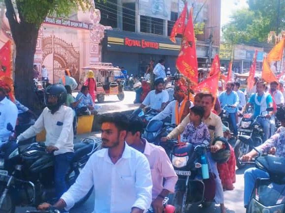 सौ से अधिक दुपहिया व चौपहिया वाहनों पर सवारों ने जय श्रीराम के जयकारों के साथ की शहर की परिक्रमा